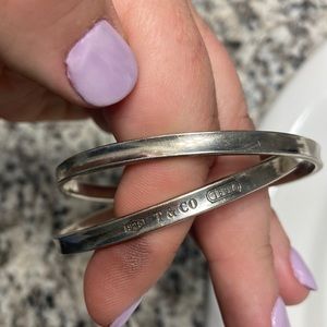 Deals for Tiffany Interlocking Bracelet 